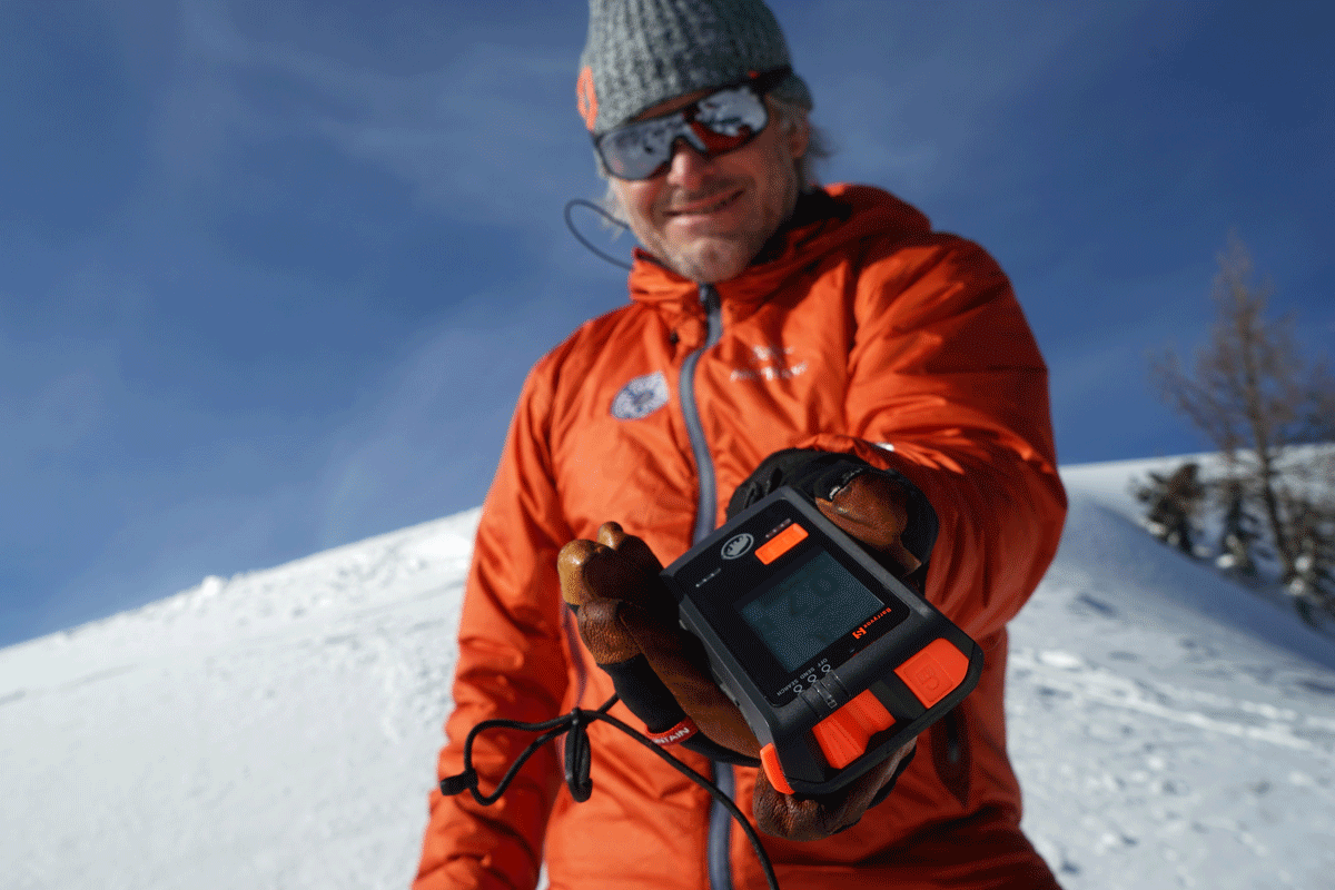 LVS-Kontrolle vor Verlassen der gesicherten Piste mit dem Mammut Barryvox S