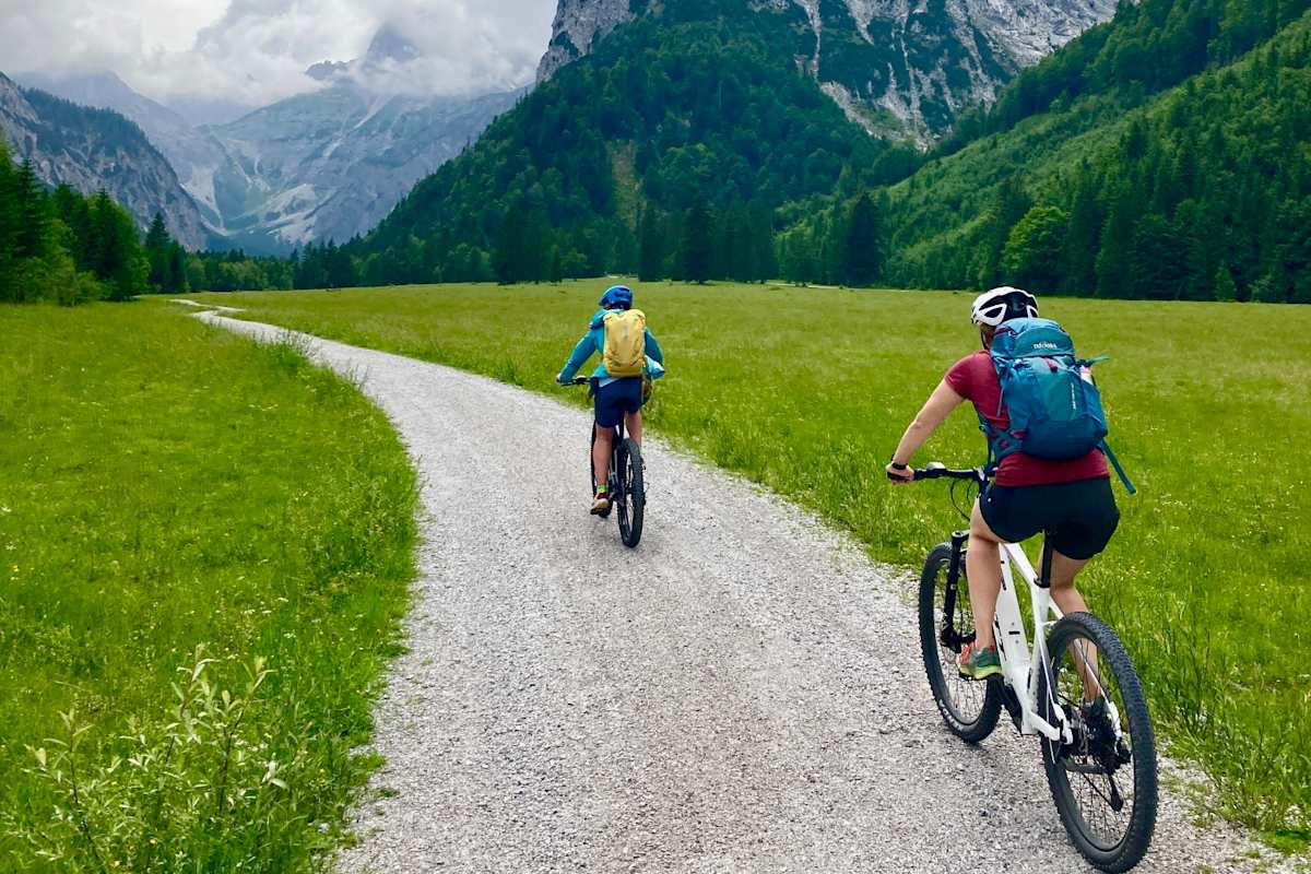 Von Pertisau geht es mit den E-Bikes zur Gramaialm
