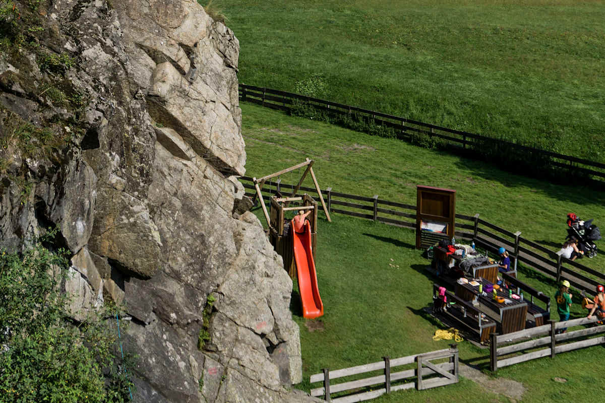 Nicht nur der Fels besticht im Ötztal, auch die Picknick-Zone mit Zaun, Rutsche und Schaukel!