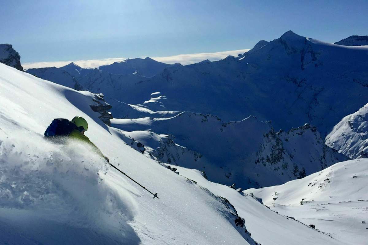 Skitour aufs Fanellhorn: Abfahrt im Gelände der Adula Alpen im Valsertal