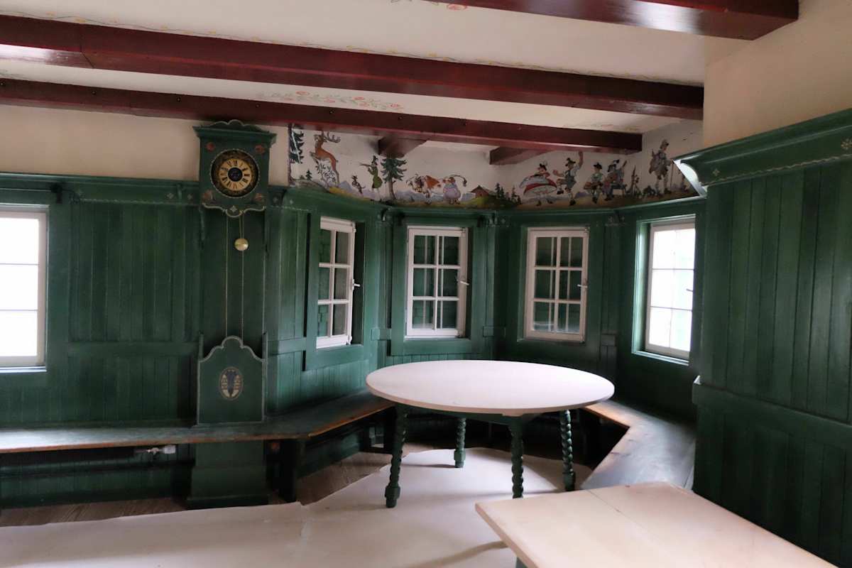 Die Stube der ursprünglichen Falkenhütte ist denkmalgeschützt und wurde behutsam saniert.