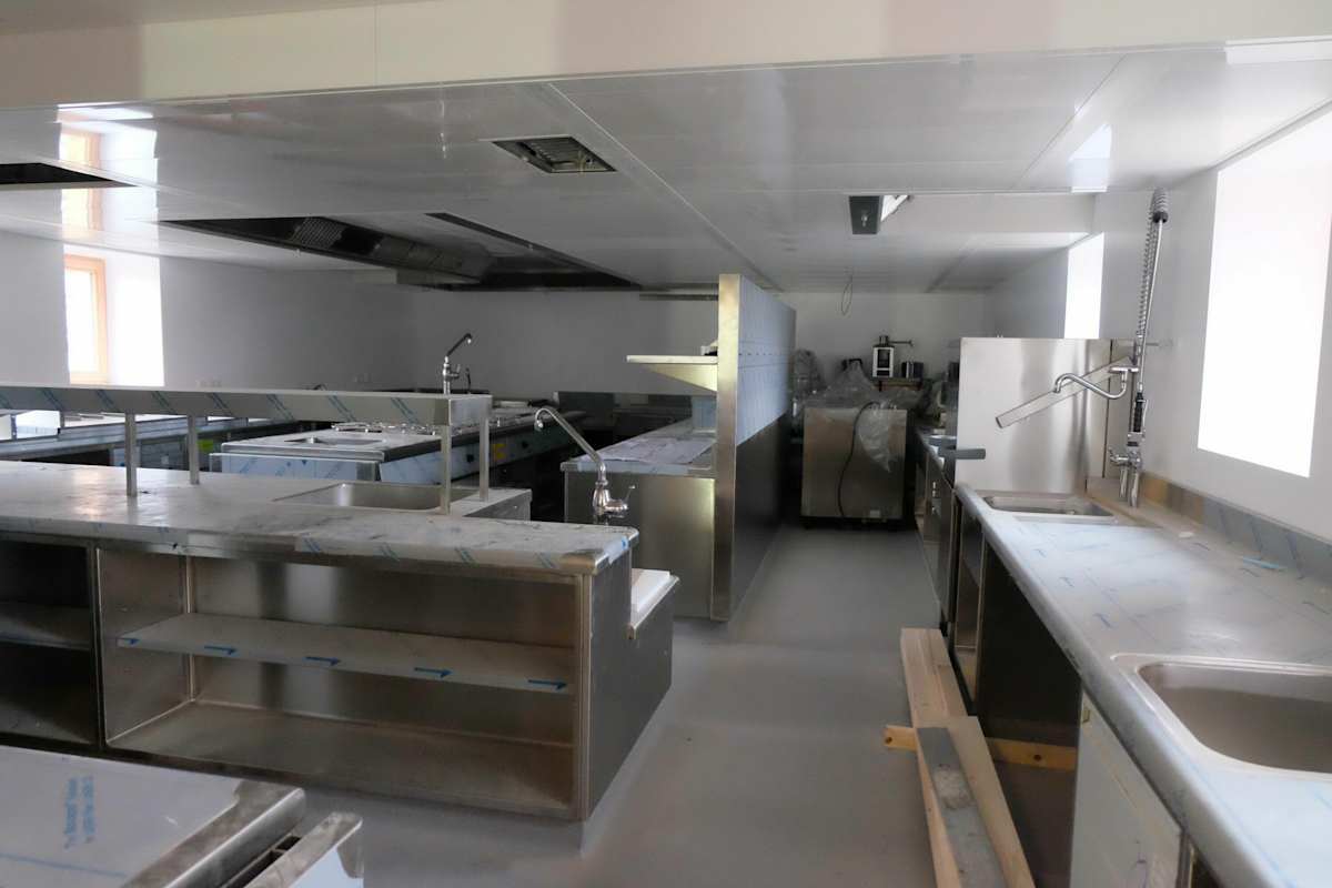 Die neue Küche der Fakenhütte wartet schon auf ihren neuen Pächter.