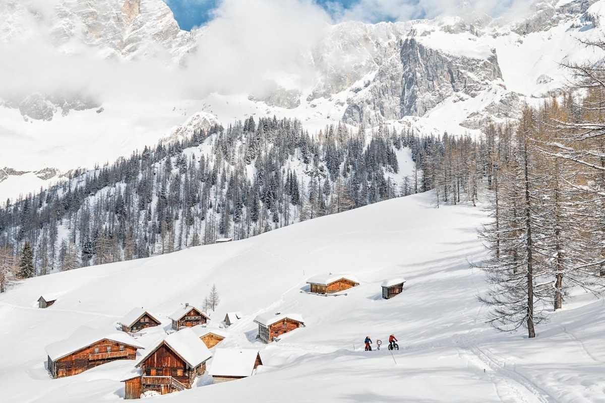 Die Fatbike-Gruppe auf der Neustattalm, dahinter die Dachstein-Südwand