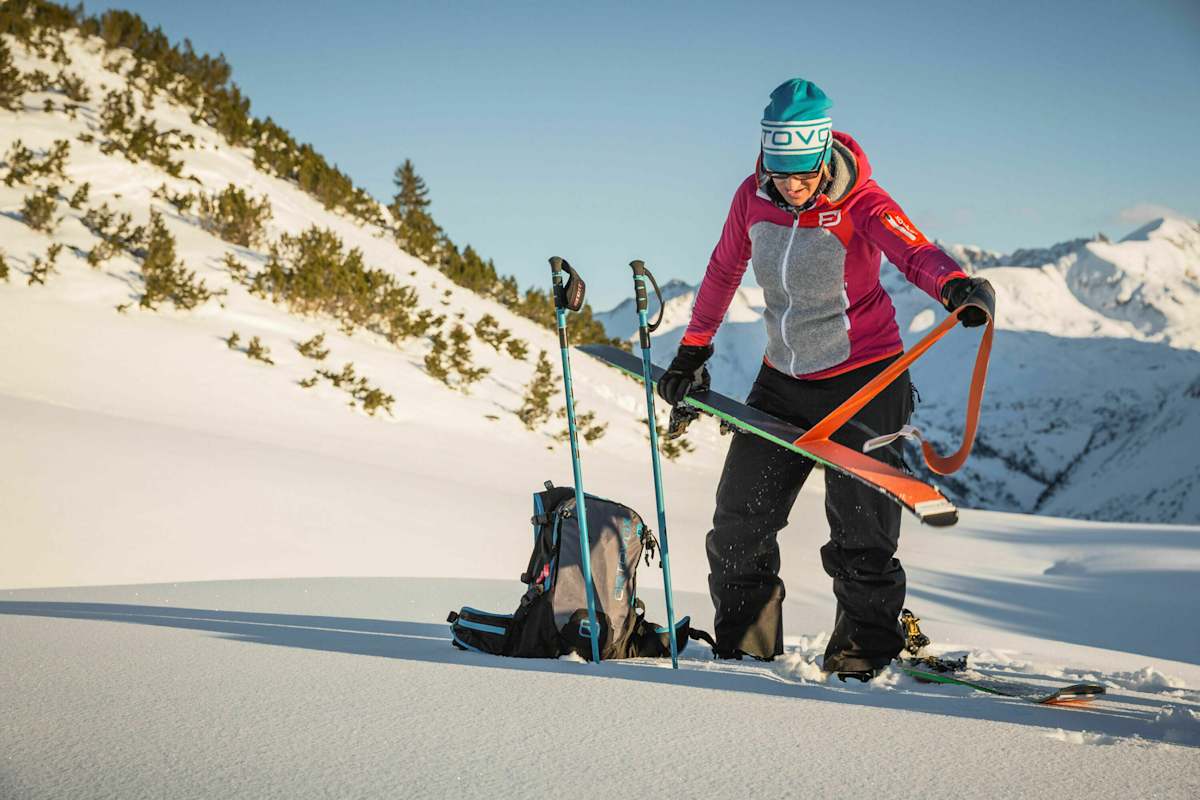 Skifelle: Skitourengeher am Arlberg beim Abfellen