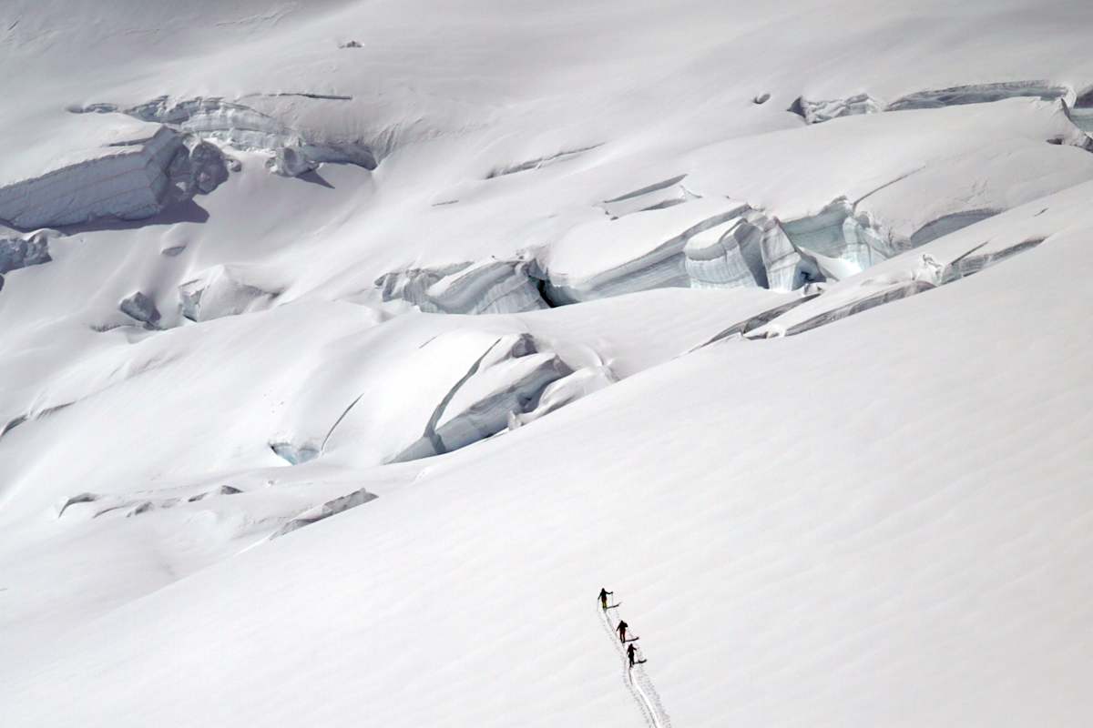 Gletscher-Seilschaft: Bei Spaltensturzgefahr wird angeseilt mit entsprechend großen Abstanden gemeinsam gegangen – Fixpunkt, um einen Sturz zu halten, sind die anderen Seilschaftspartner.