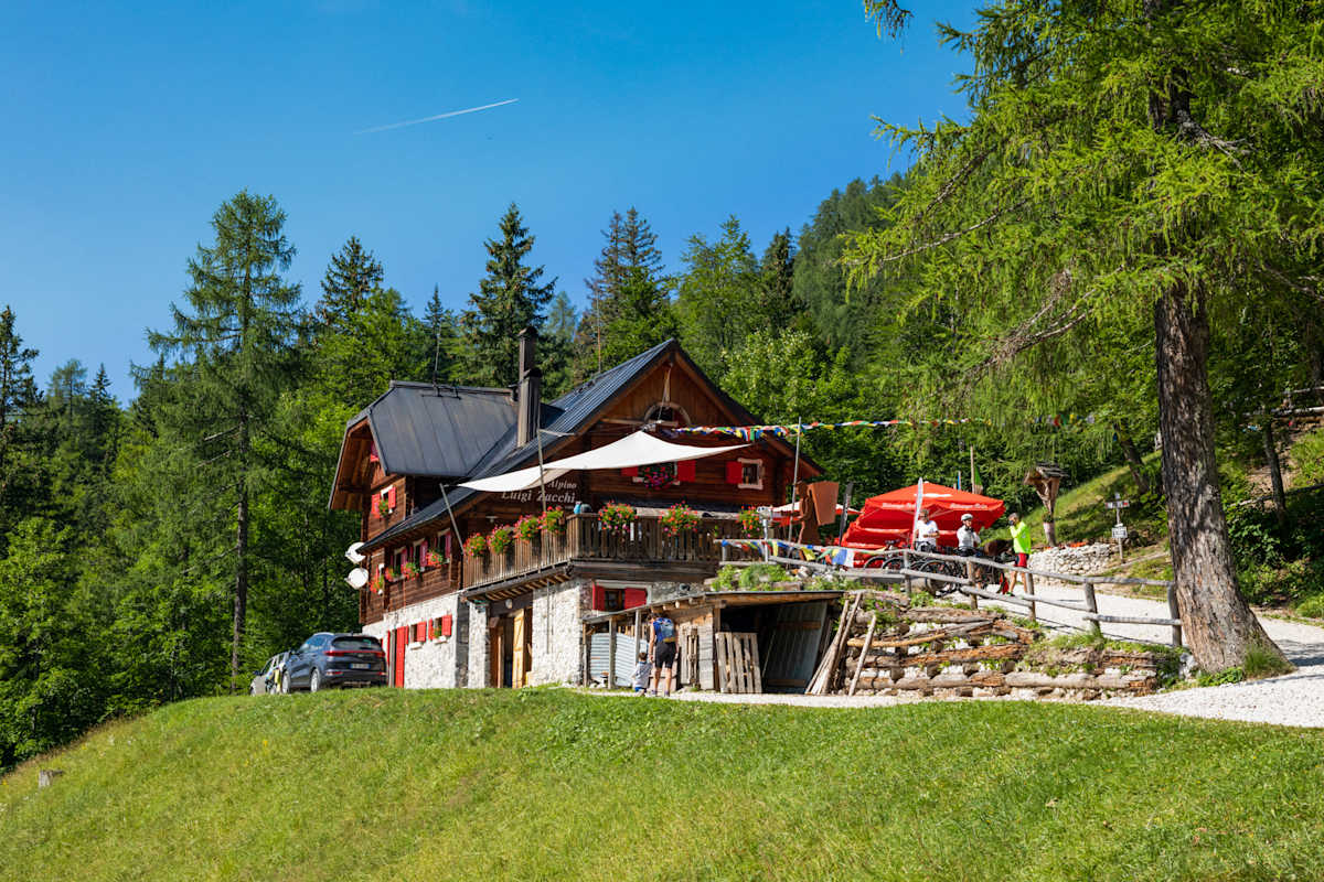 Die Schutzhütte (Rifugio) Luigi Zacchi unterhalb der Großen Ponza 