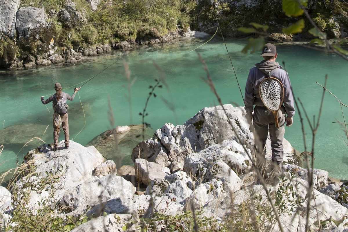 Blick von oben auf die Fischer im Bachbett.