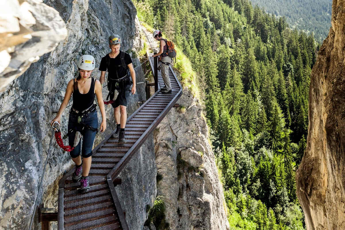 Bergsteiger auf einem Wanderweg.