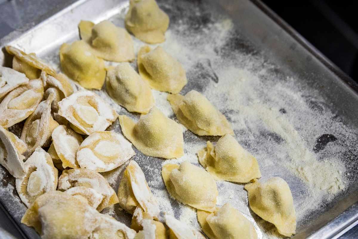 Frische Pasta auf einem Blech.