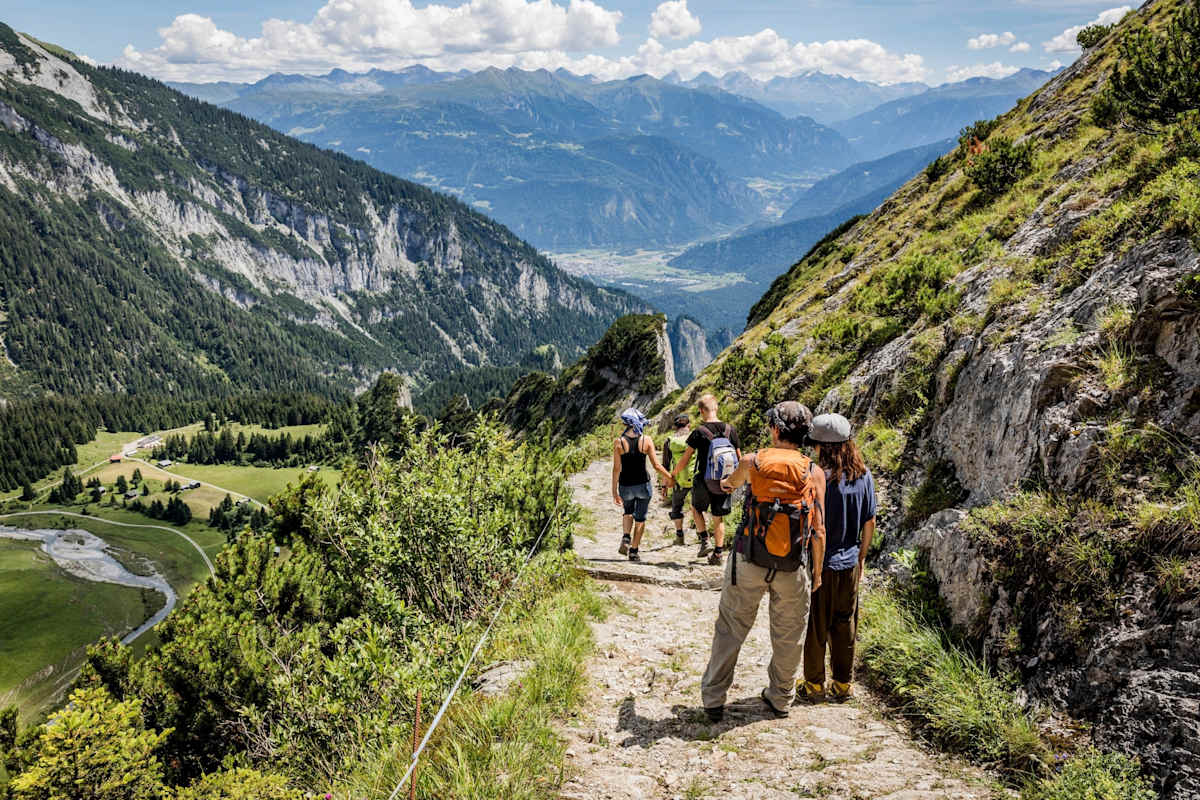 Bergsteiger genießen die Aussicht.