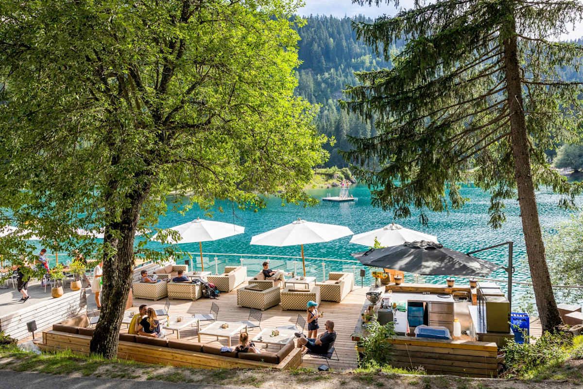 Liegemöglichkeiten am See.