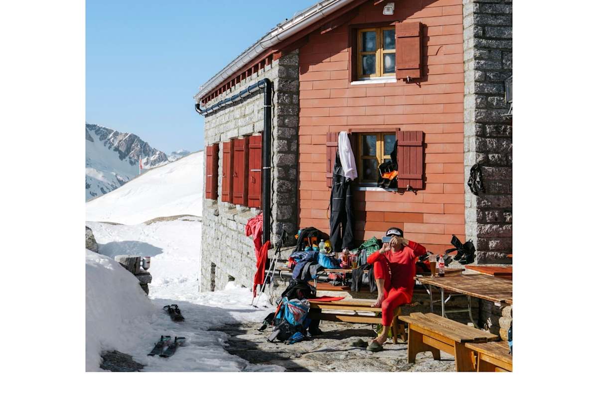 Ein Hüttengast macht ein Foto von sich selbst.