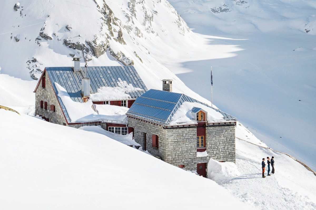 Die Hütte umgeben von einer Schneelandschaft.