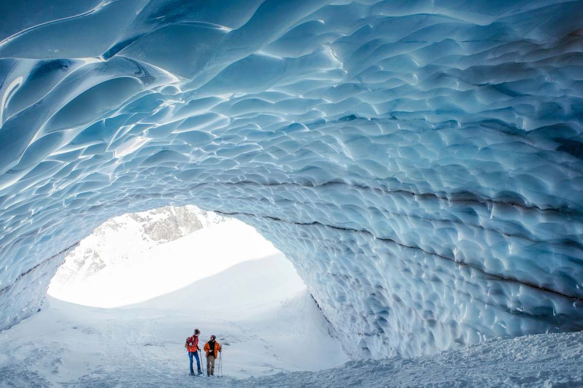 Wanderer in einem Eisgwölbe.