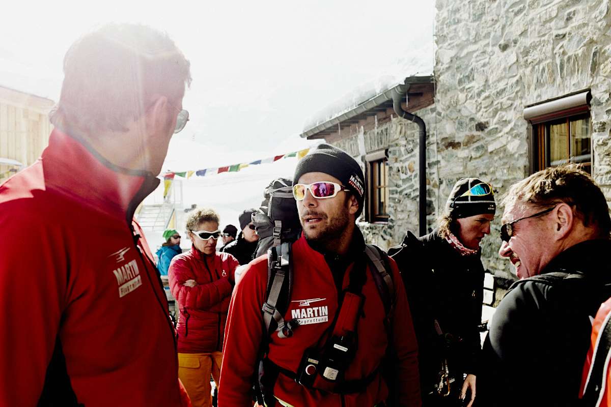 Männer stehen in der Sonne und warten.