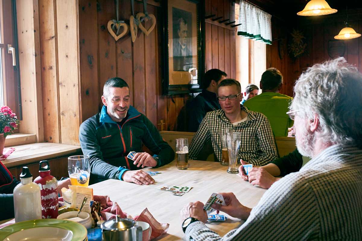 Gemütliches Kartenspielen in der Stube.