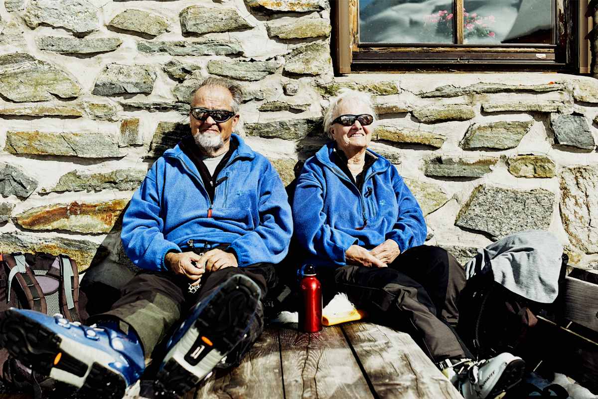 Zwei Tourengeher genießen die Sonnenstrahlen.