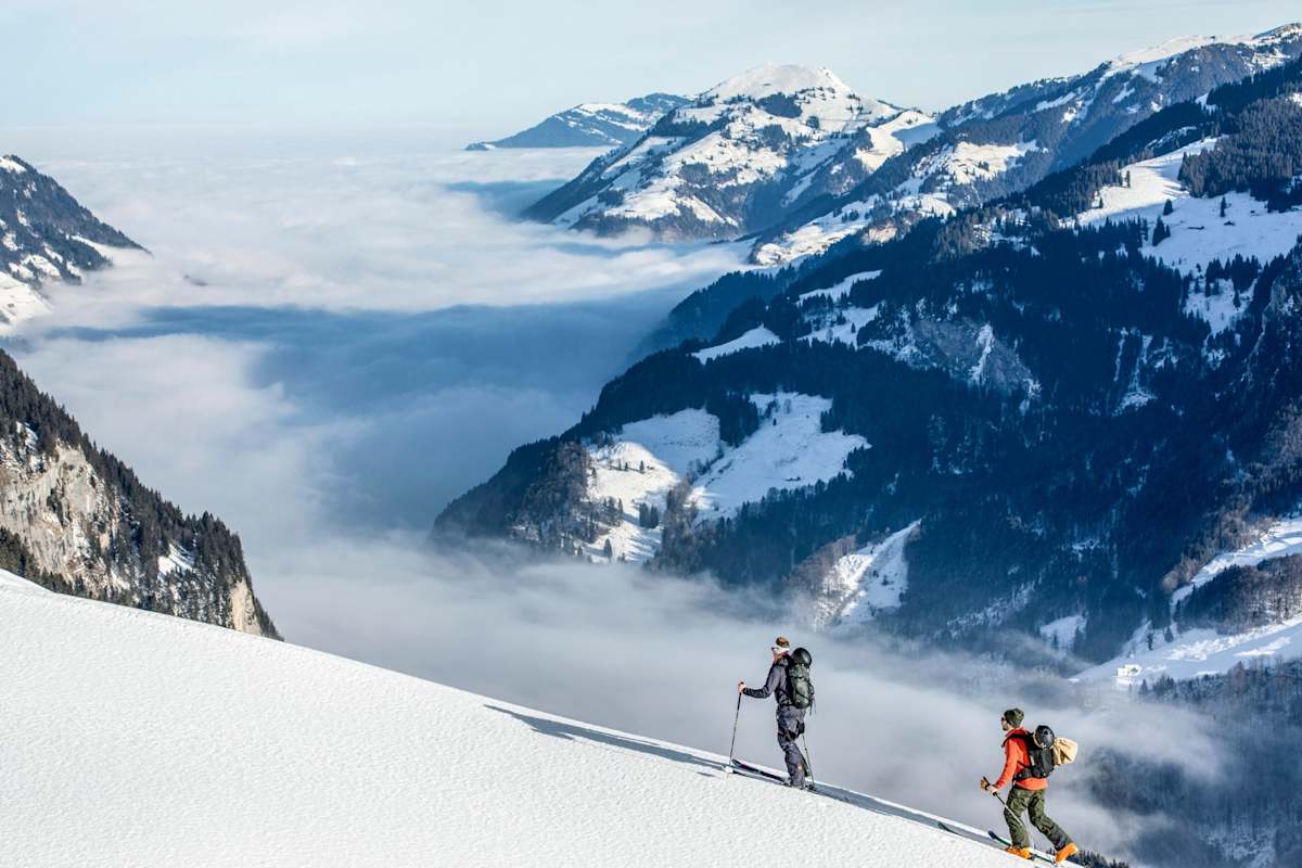 Bergsteiger beim Aufstieg zum Gipfel.