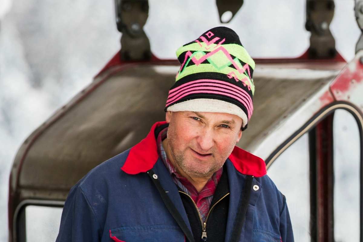 Ein lokaler Bauer vor einer Gondel.