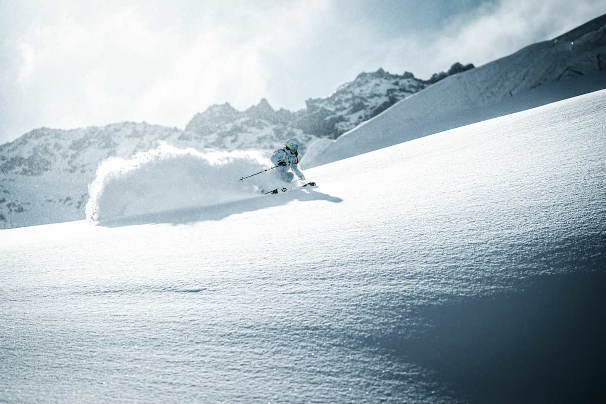 Freeridern bei der Abfahrt durch frischen Tiefschnee