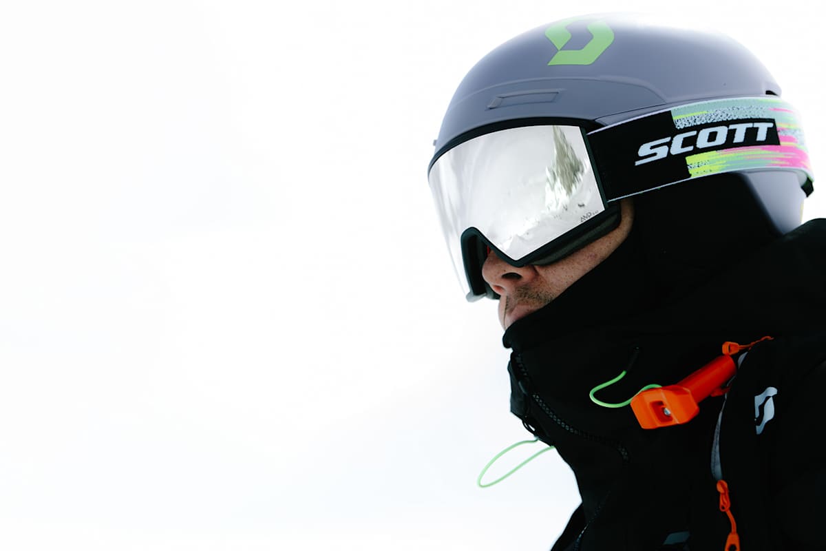 Nahaufnahme eines Skifahrers mit Scott Ambit Skibrille und Helm – klare Sicht und modernes Design für Wintersport.