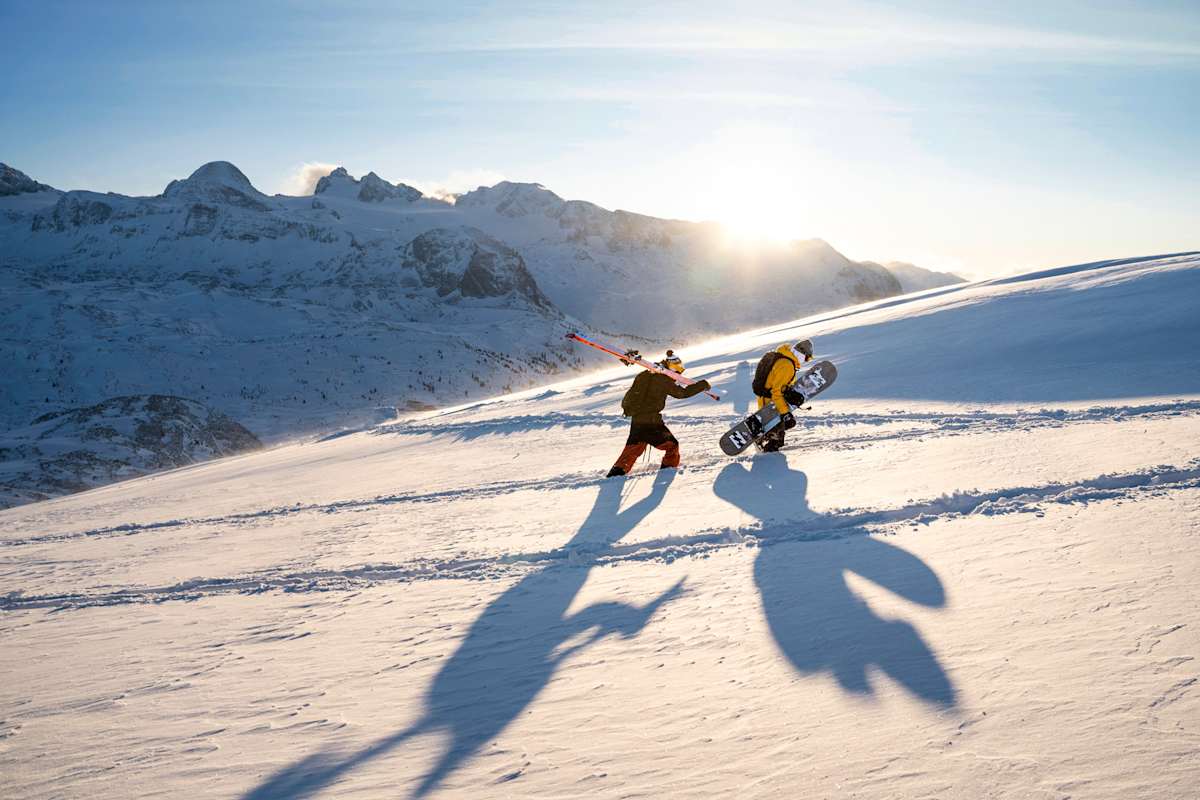 Zwei Freerider stapfen im Schnee