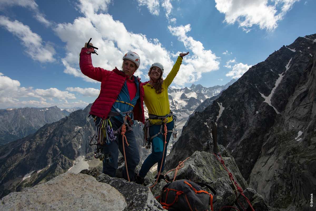 Allround-Kletterin Freja Shannon kämpft sich mutig zurück an den Berg.