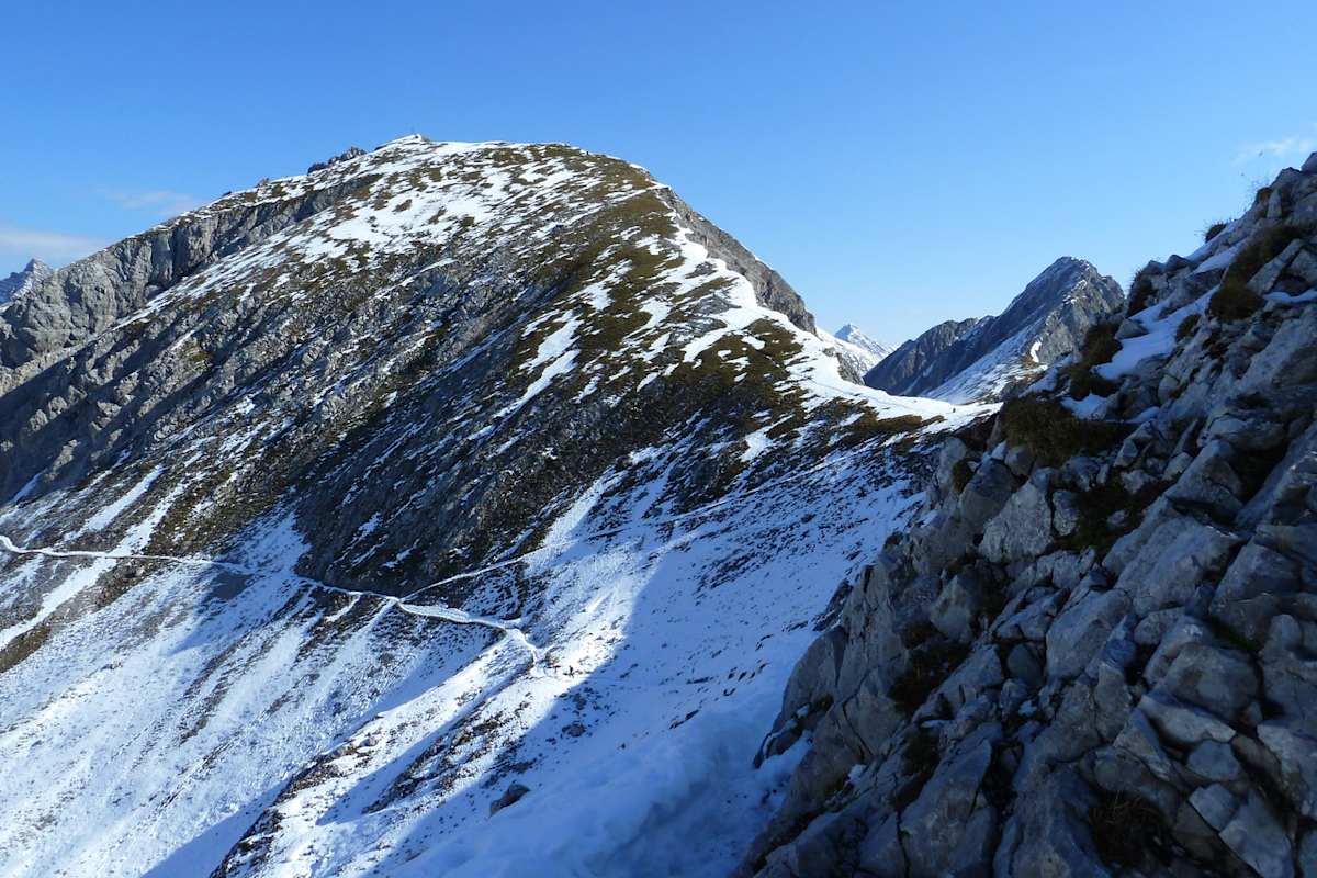 Frisch gefallener Schnee im Herbst erfordert Konzentration und Trittsicherheit