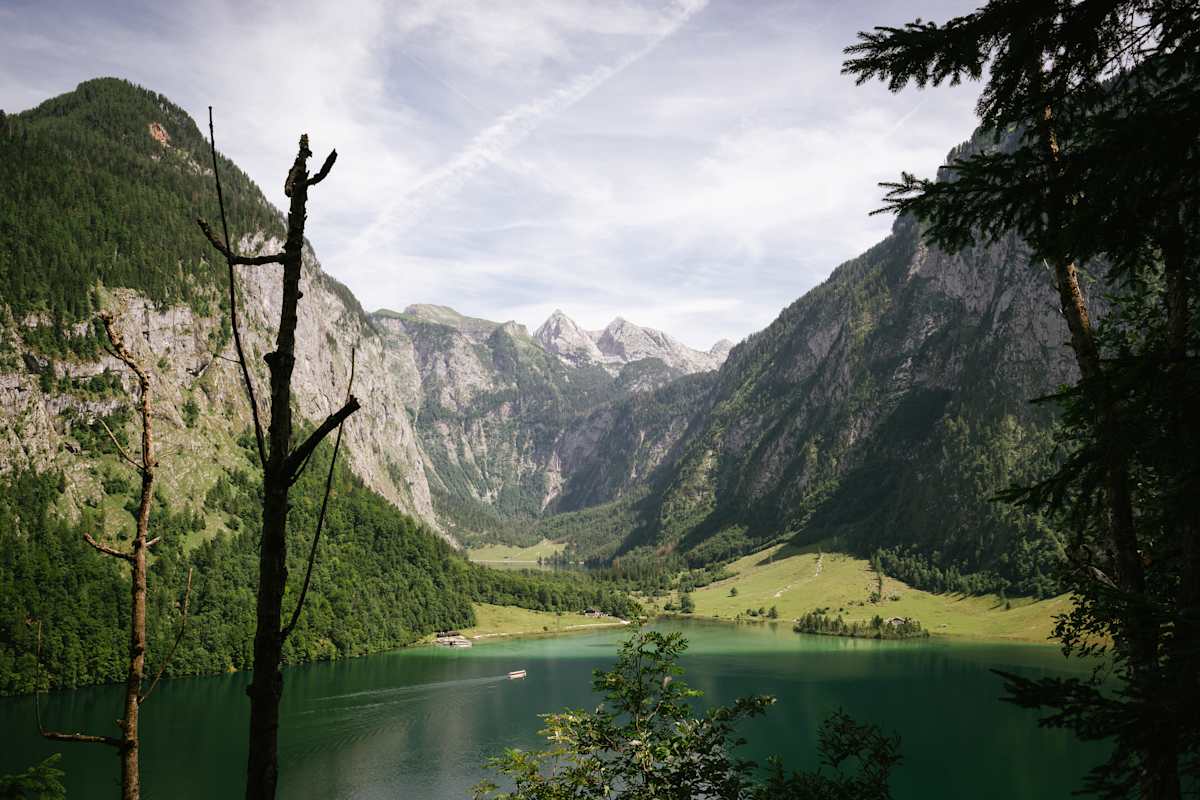 Hinter dem Funtensee bei Berchtesgaden erheben sich die Berge.