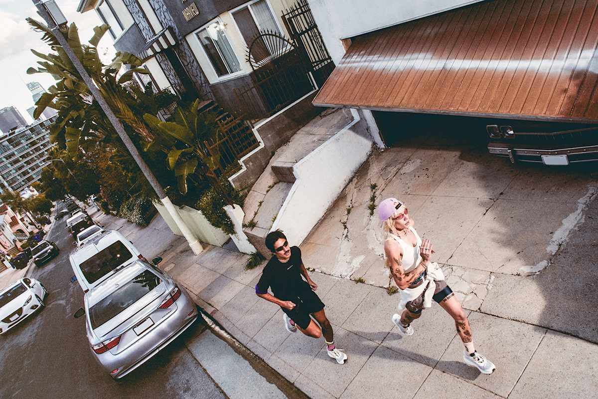 Zwei Läufer starten ihren lauf in der Stadt und befinden sich auf den Weg in die Natur außerhalb der Stadt.