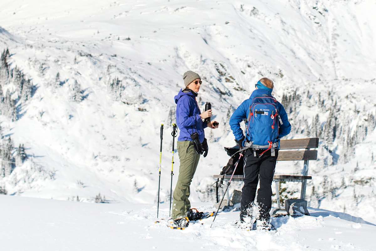 Zwei Schneeschuhwanderer am Berg