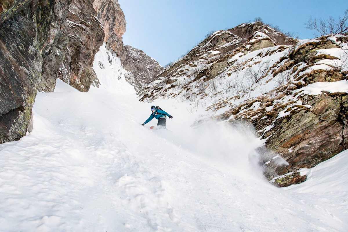 Ein Snowboarder in der legendären Rinne