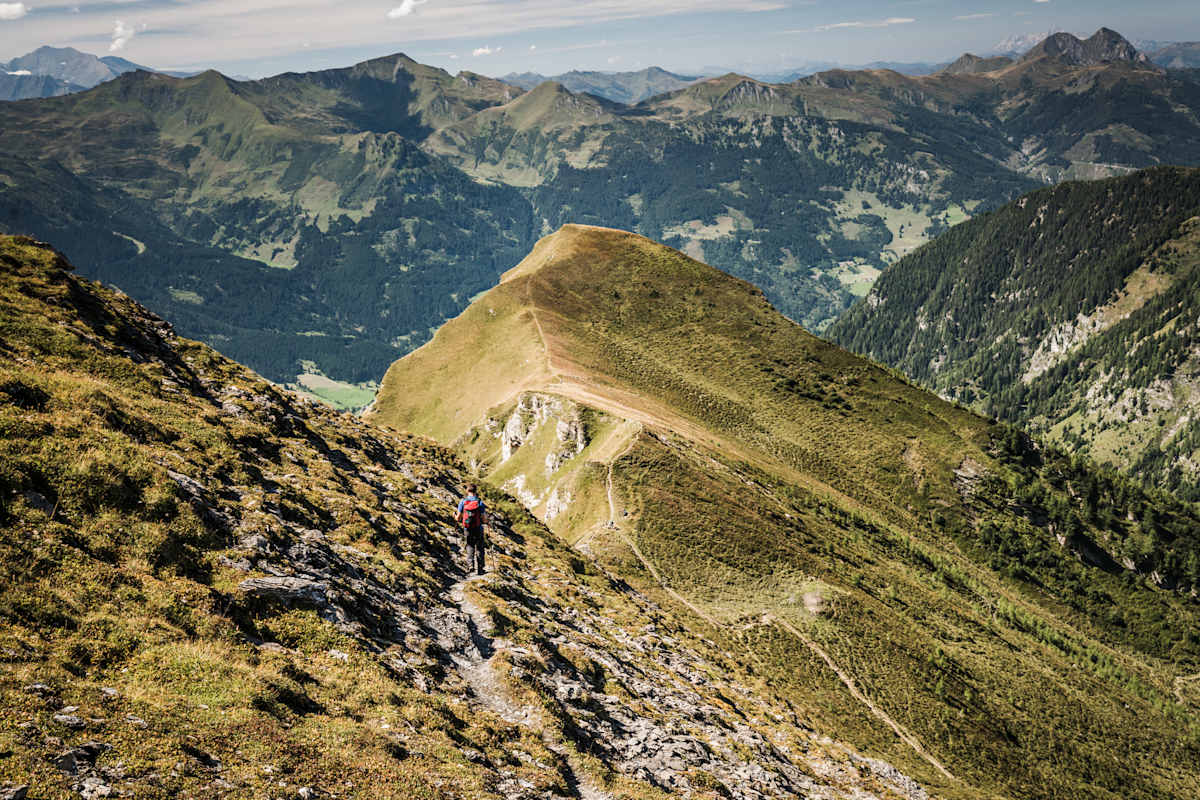 Ein Wanderer vor wunderschönem Bergpanorama.