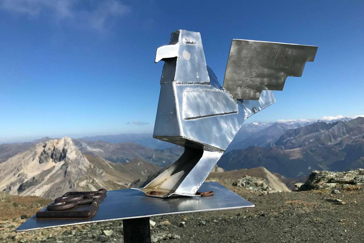 Am 2.857 m hohen Geier steht anstelle eines Gipfelkreuzes ein metallener Geier.