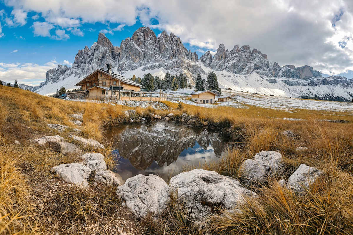 Traumhafte Kulisse der Geisleralm vor den Südtiroler Dolomiten im Herbst 