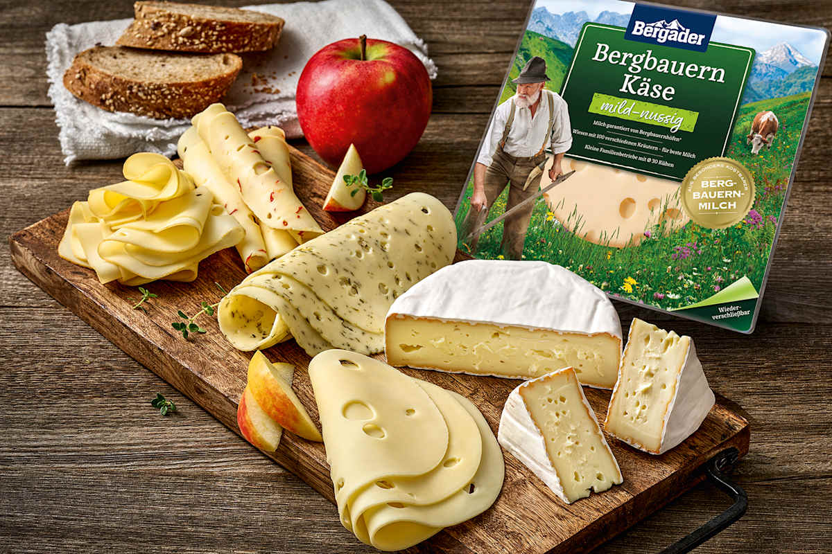 Die Käsespezialität der bayerischen Bergbauern macht sich auf einer traditionellen Brettljause besonders gut.