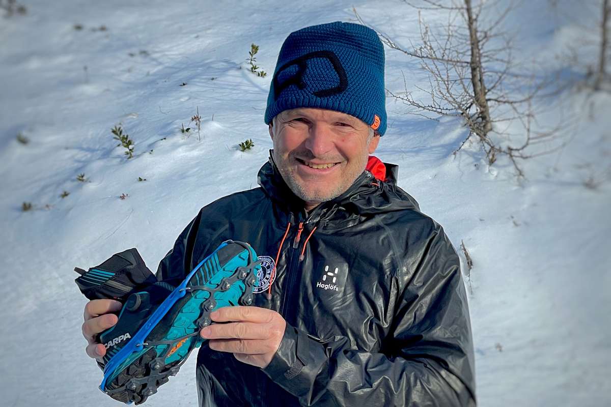 Gerald Valentin mit Winterlaufschuh und Spikes