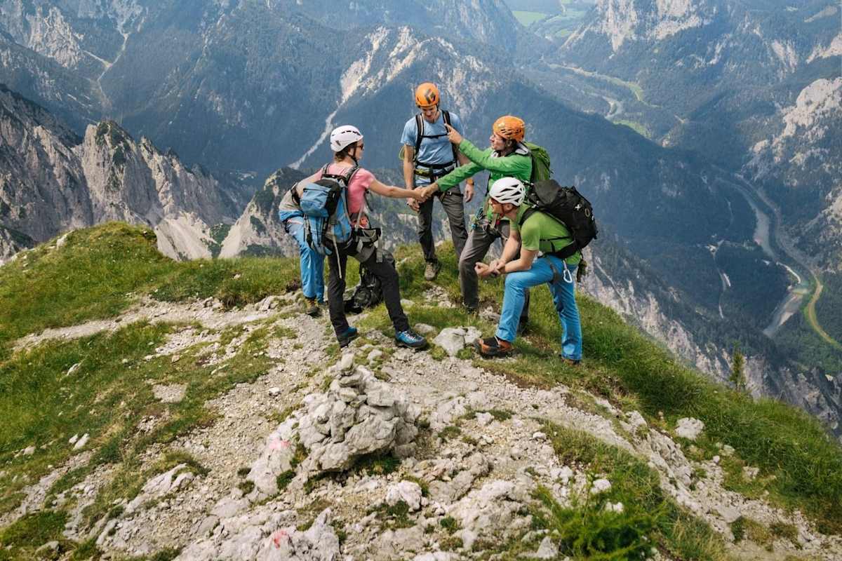 Eine Bergsteigergruppe beim Austieg