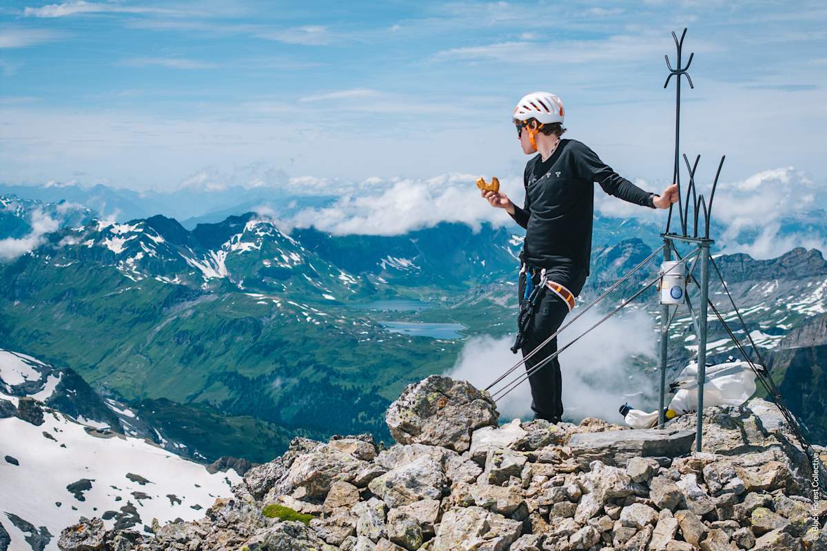 Tobias Renggli auf seiner Tour zu den höchsten Punkten aller Schweizer Kantone – mit einer Vorliebe für knusprige Gipfeli.