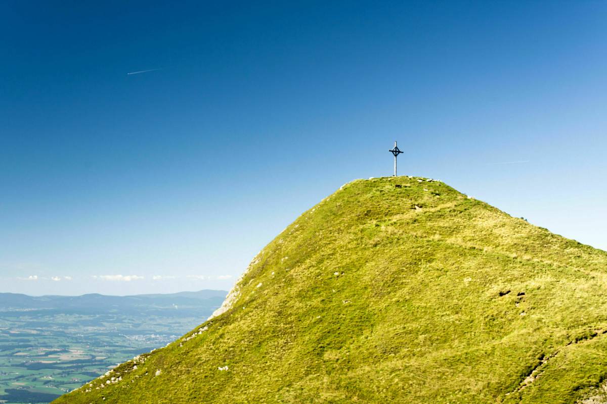 Gipfelkreuz in den Schweizer Alpen