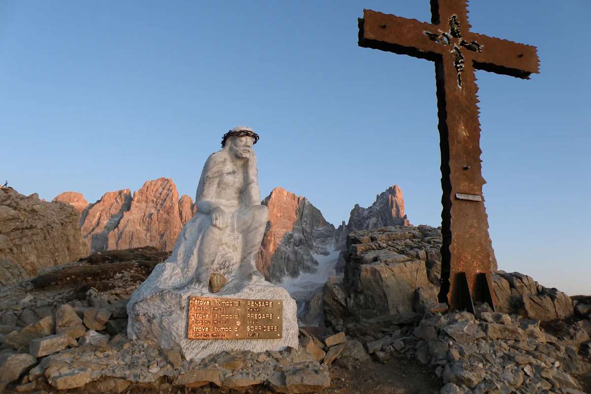 Die große Marmorstatue des Denkenden Christus verleiht dem Gipfel des Monte Castellazzo einen besonderen Charakter.