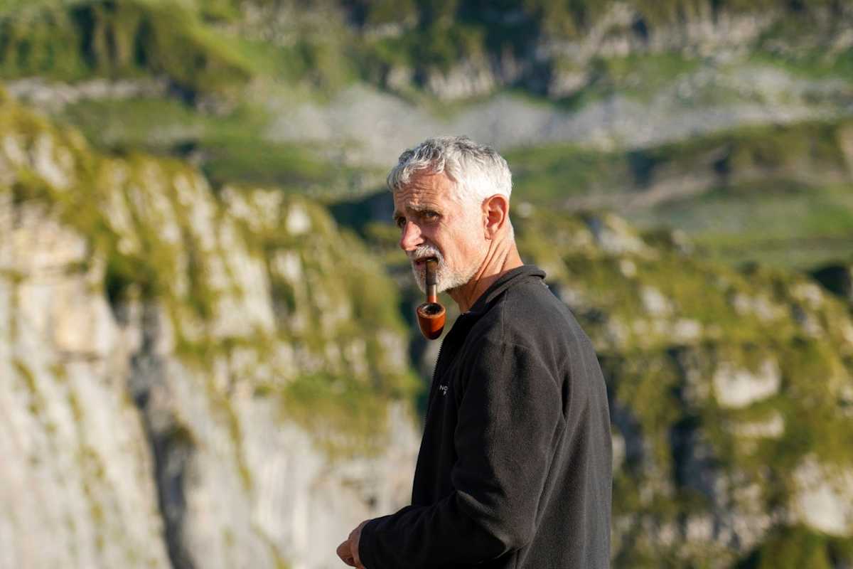 Ein Gast raucht eine Pfeife.