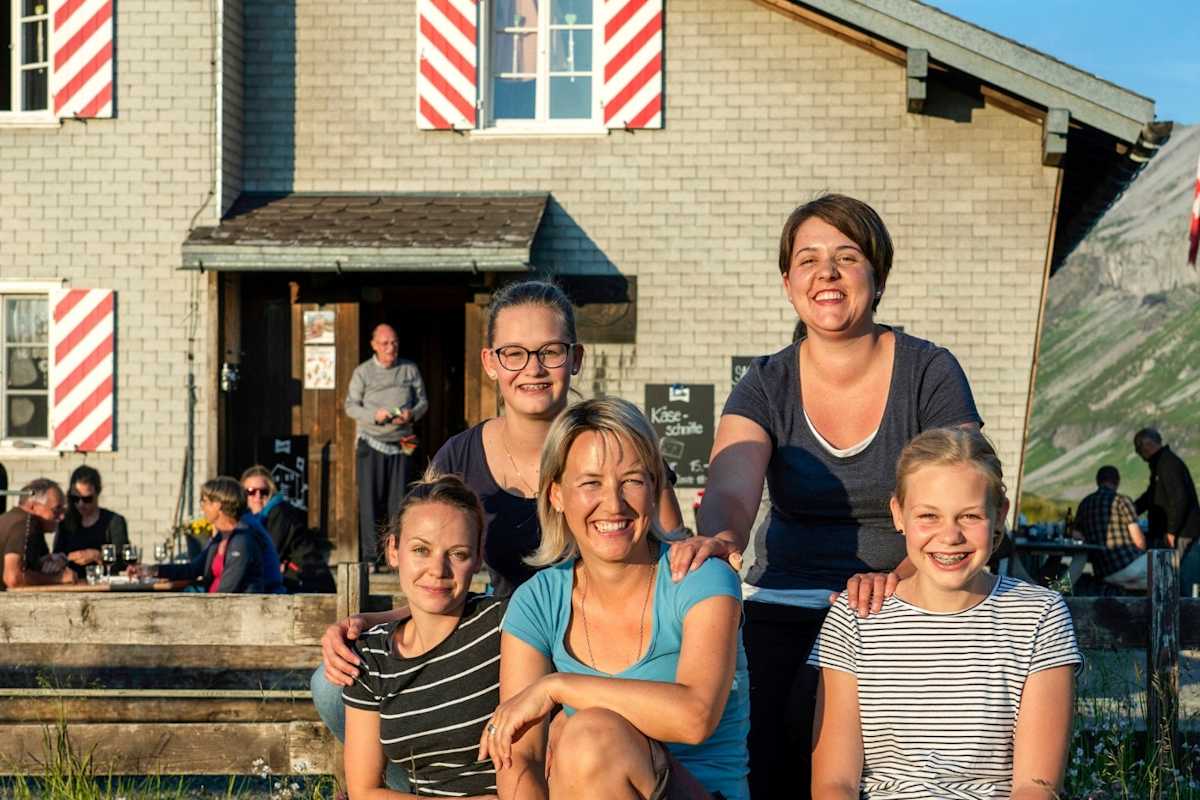 Die Hüttenwirtin und ihre Kollegen.