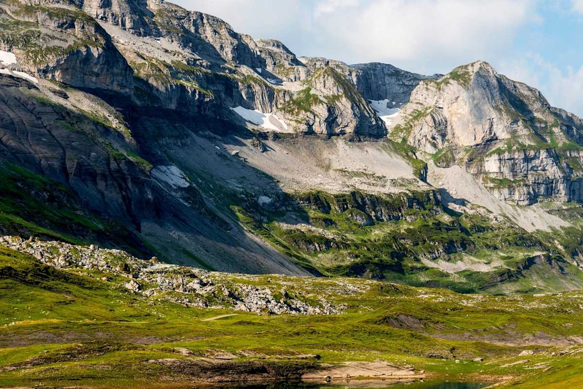 Ein See in den Bergen.