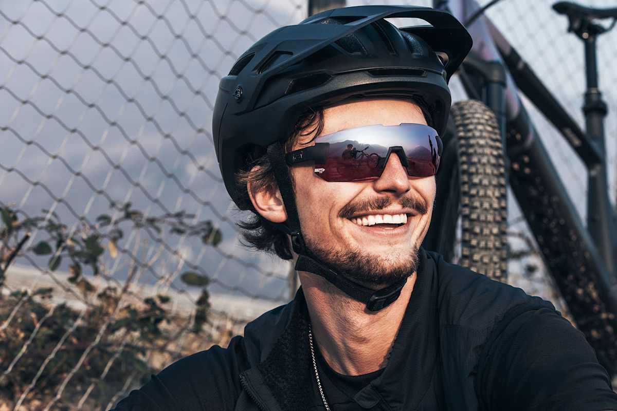 Gerade, wenn man auf Bergtouren unterwegs ist, sollten die Augen mithilfe einer Sonnenbrille optimal geschützt werden.