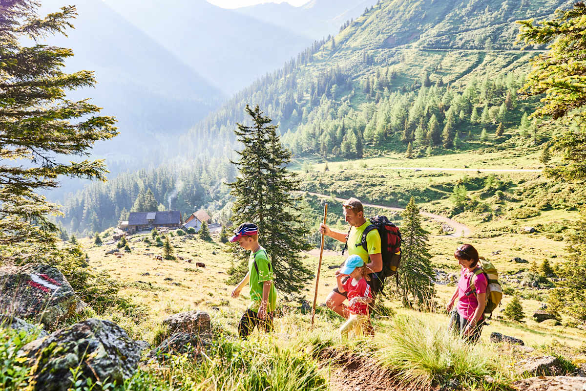 Eine Familie hoch über der Kaltenbachalm.