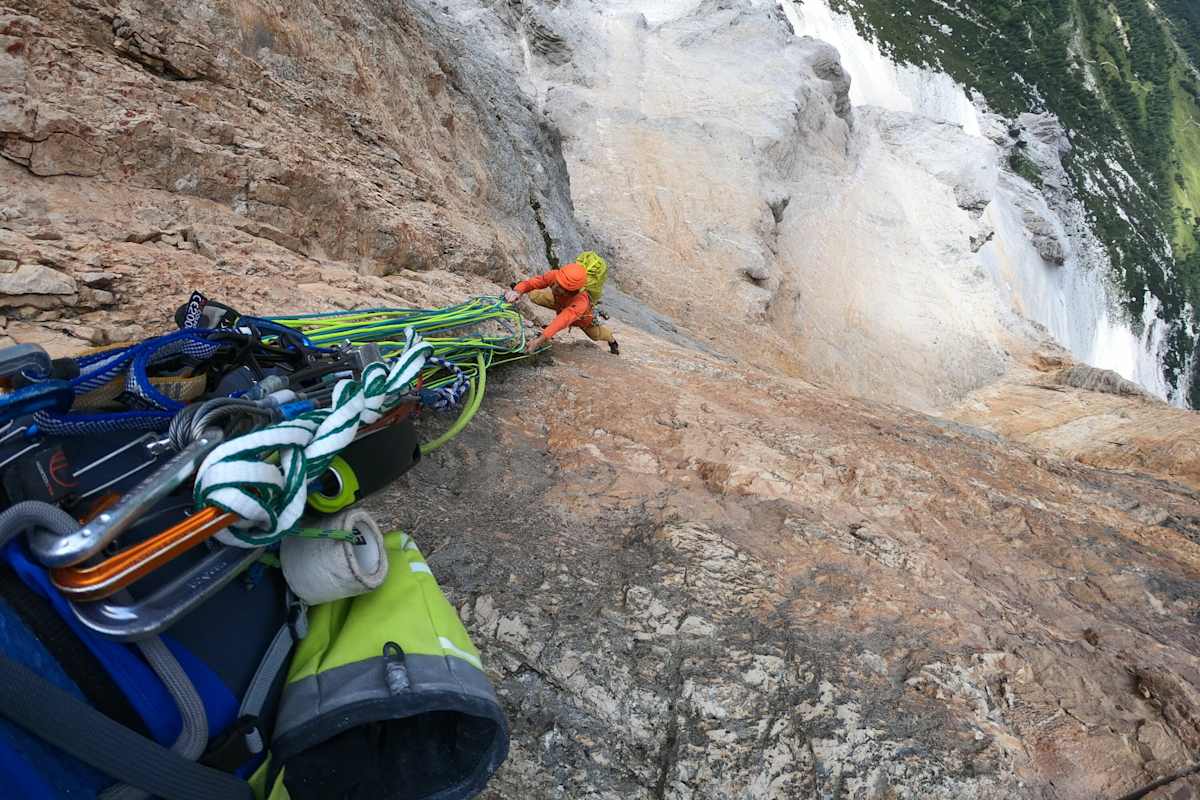 Simon Messner beim Klettern in den Dolomiten