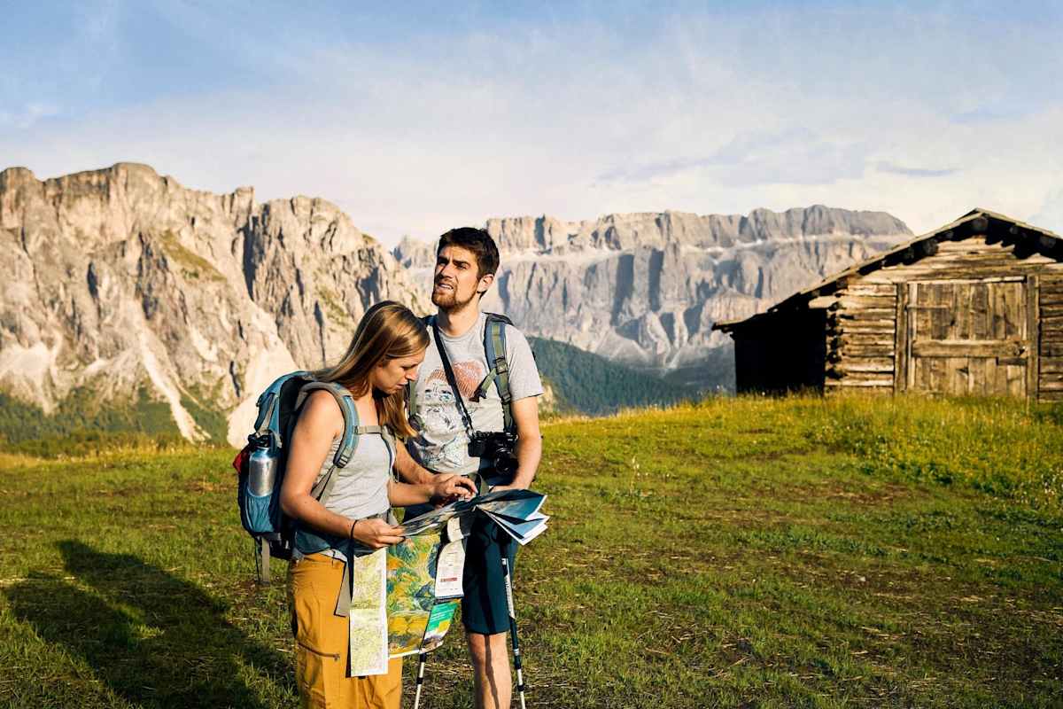 Die Wanderer studieren die Karte