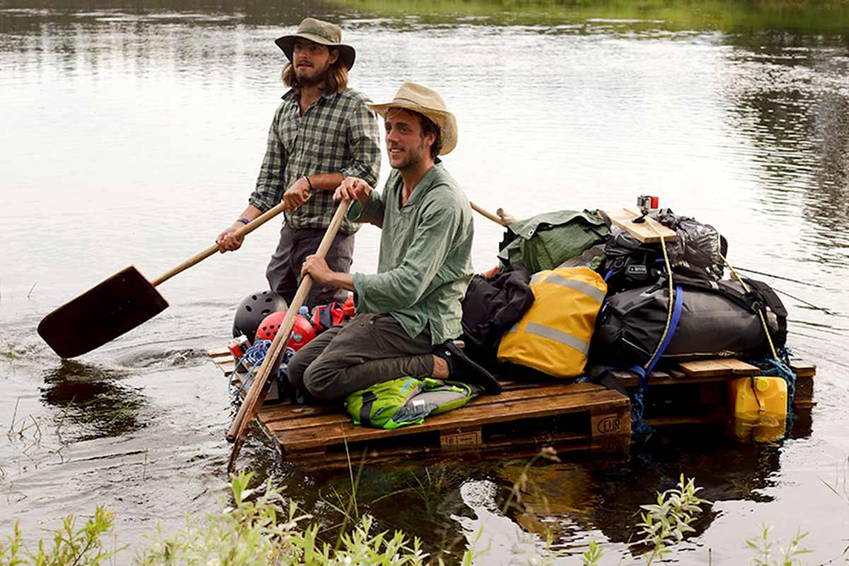 Vollgepackt und bereit zum Ablegen: Hugo und Ben auf ihrem Floß „Melissa“.