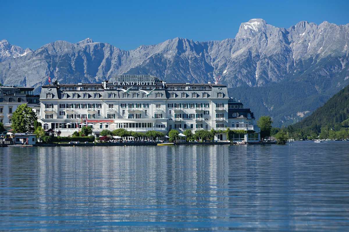 Das Grand Hotel Zell am See ist nicht nur architektonisch einzigartig, es punktet auch mit seiner unübertroffenen Lage direkt am See.